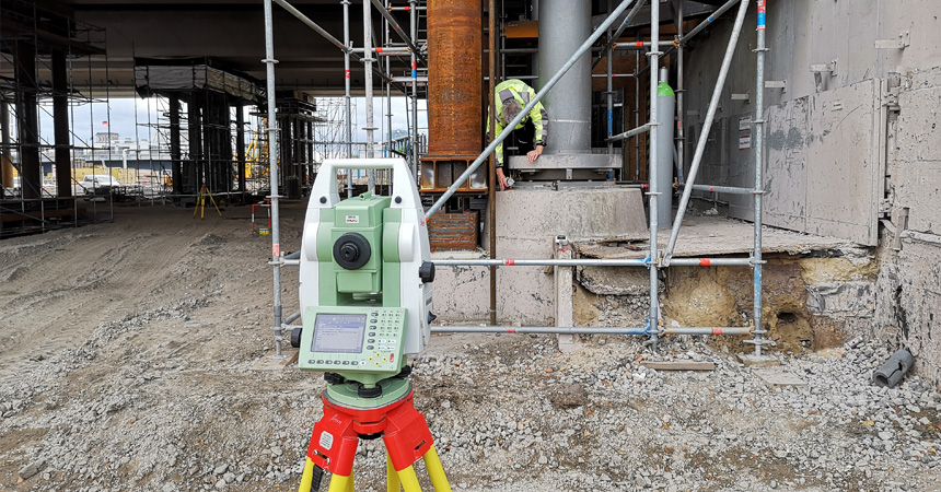 Tachymeter mit Prisma auf einem Brückensockel